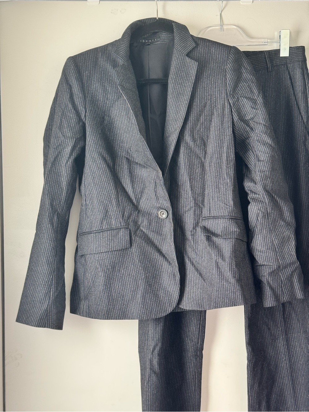 Theory wool Dark Gray Pinstripe wide leg Suit size 6. Charcoal.classic.
